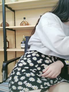 优雅气质尤物 “喂老公，我还有五分钟就下去了”，性感优雅的美女同事被老公电话催促两次，边操边讲着电话！